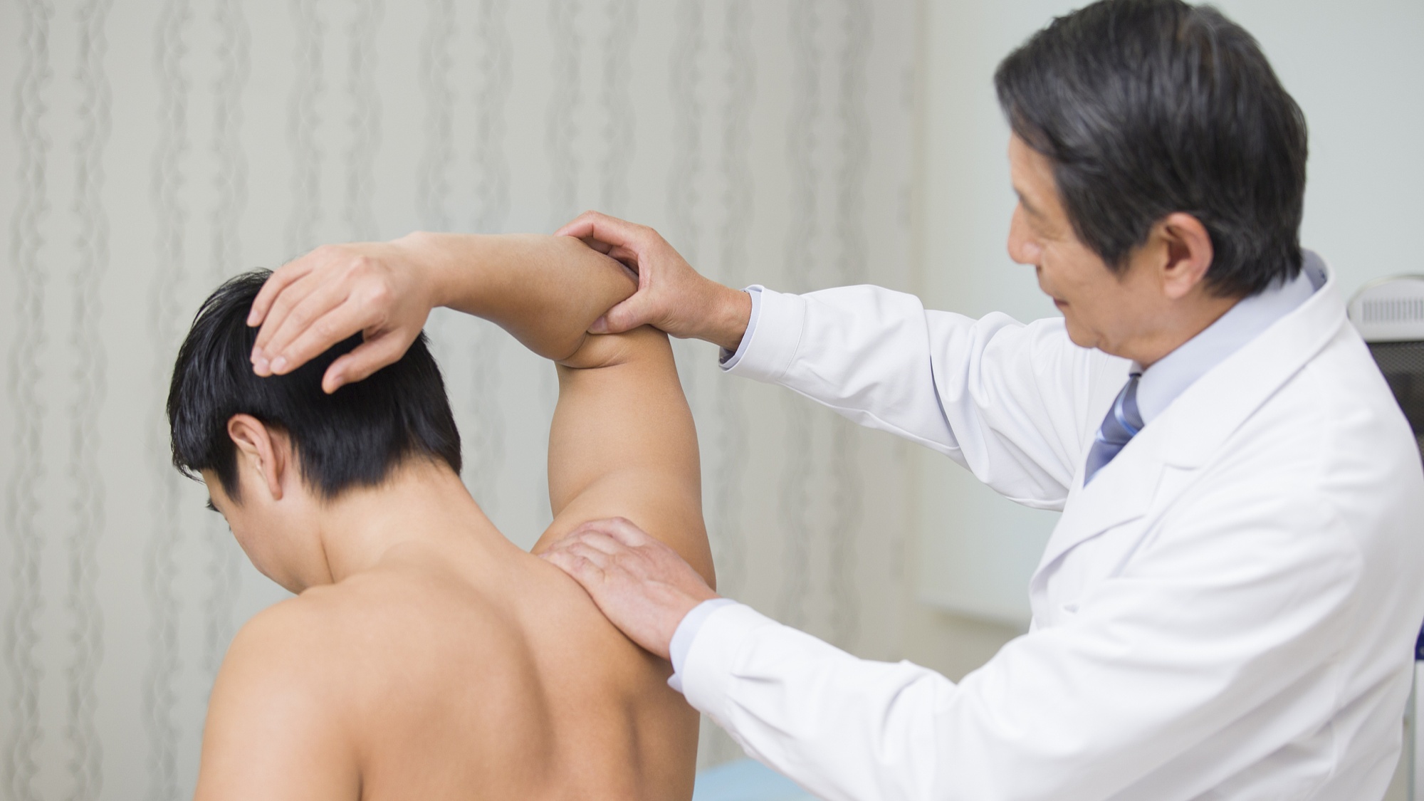 Видео массаж врач. Массаж китайские врачи. Врач который лечит плечо. Китайский врач и иглонож колено.